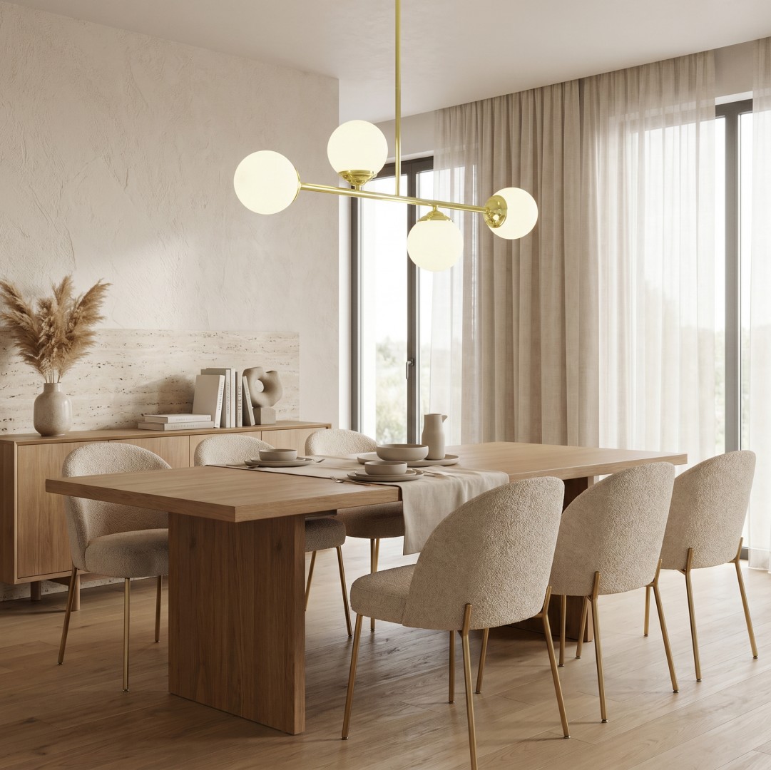Elegancka lampa z czterema białymi kloszami złoty stelaż w nowoczesnym salonie