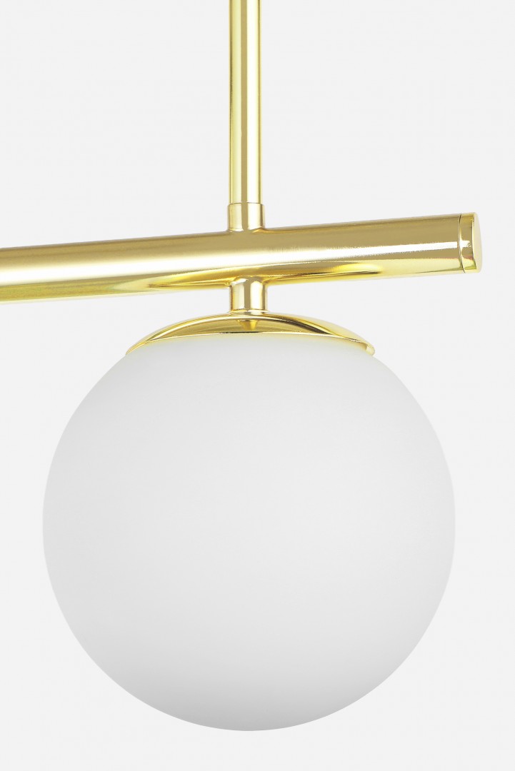 Detal lampy wiszącej ze złotą konstrukcją i matowym kloszem w stylu nowoczesnym zbliżenie na mleczno biały klos