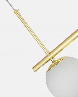 Detal lampy wiszącej ze złotą konstrukcją i matowym kloszem w stylu nowoczesnym zbliżenie na mleczno biały klosz
