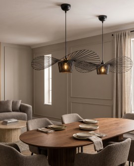 Dwie czarne lampy wiszące SOMBRERO D60 Lampit nad owalnym stołem w dużej jadalni