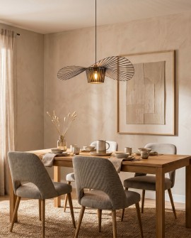 Lampa wisząca kształt kapelusza nad stołem w jadalni w jasnej aranżacji wnętrza