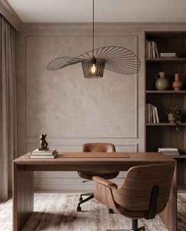 Lampa SOMBRERO D80 marki Lampit w aranżacji biura z drewnianym biurkiem i regałem