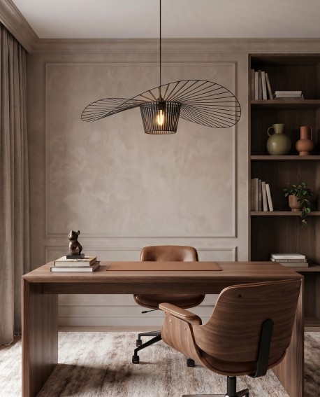 Lampa SOMBRERO D80 marki Lampit w aranżacji biura z drewnianym biurkiem i regałem