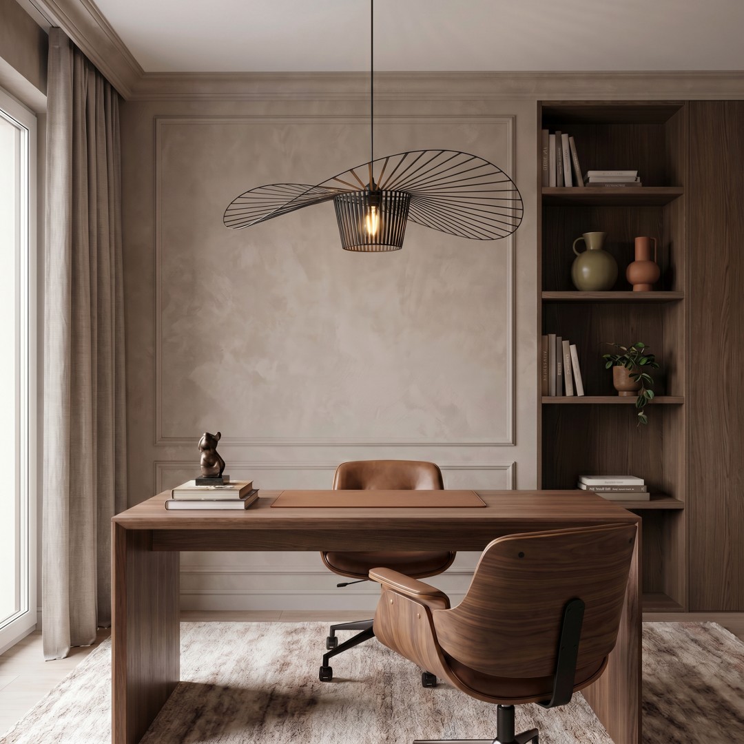 Lampa SOMBRERO D80 marki Lampit w aranżacji biura z drewnianym biurkiem i regałem