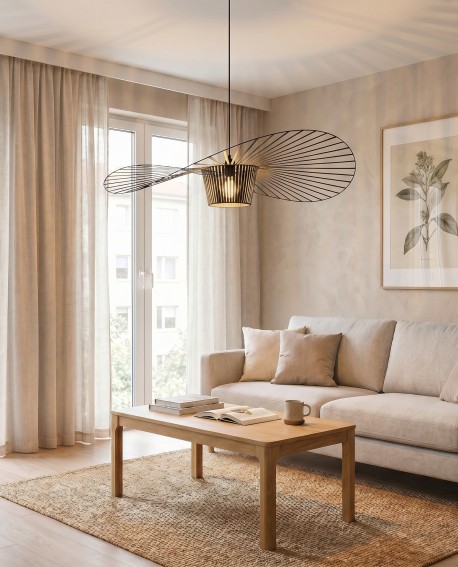 Designerska czarna lampa SOMBRERO D100 w aranżacji salonu z beżową sofą i stolikiem