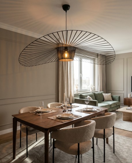 Designerska lampa SOMBRERO D120 z ażurowym abażurem jako centralny punkt jadalni