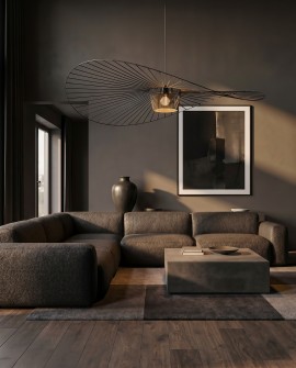 Czarna lampa wisząca SOMBRERO nad narożnikiem w nowoczesnym ciemnym salonie
