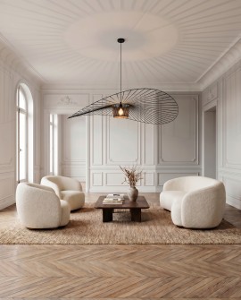 Designerska lampa kapelusz zawieszona w przestronnym salonie z sofami i dużymi oknami