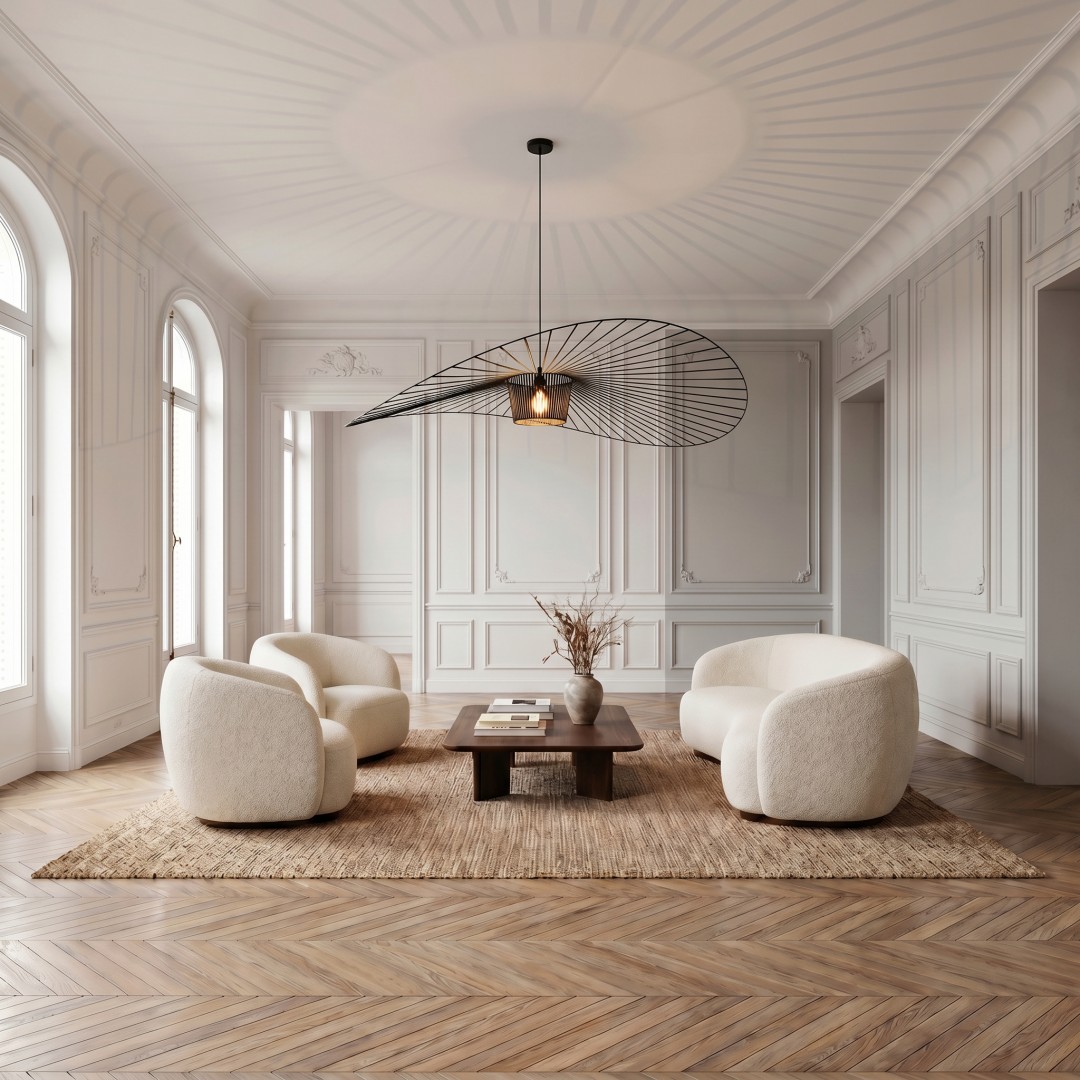 Designerska lampa kapelusz zawieszona w przestronnym salonie z sofami i dużymi oknami