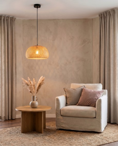 Naturalny klosz lampy sufitowej Lampit BOHO 38 cm w kąciku z fotelem w salonie