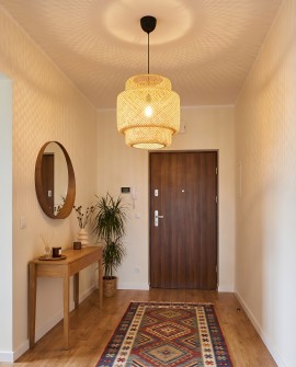 Boho lampa wisząca z bambusa jako wyjątkowy akcent oświetleniowy w przedpokoju