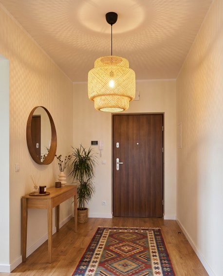 Boho lampa wisząca z bambusa jako wyjątkowy akcent oświetleniowy w przedpokoju