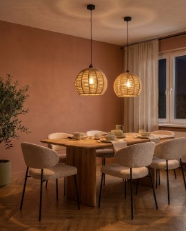 Lampa sufitowa w stylu boho Lampit z plecionki nad stołem w jadalni z ciepłym światłem