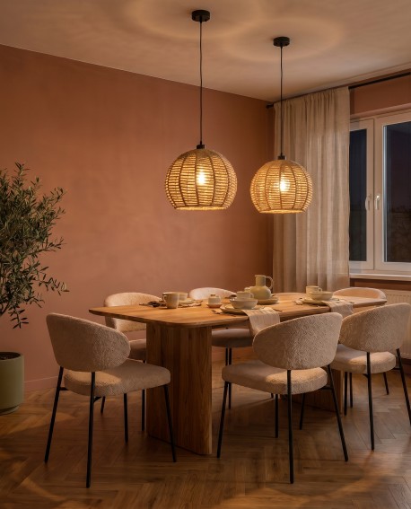 Lampa sufitowa w stylu boho Lampit z plecionki nad stołem w jadalni z ciepłym światłem
