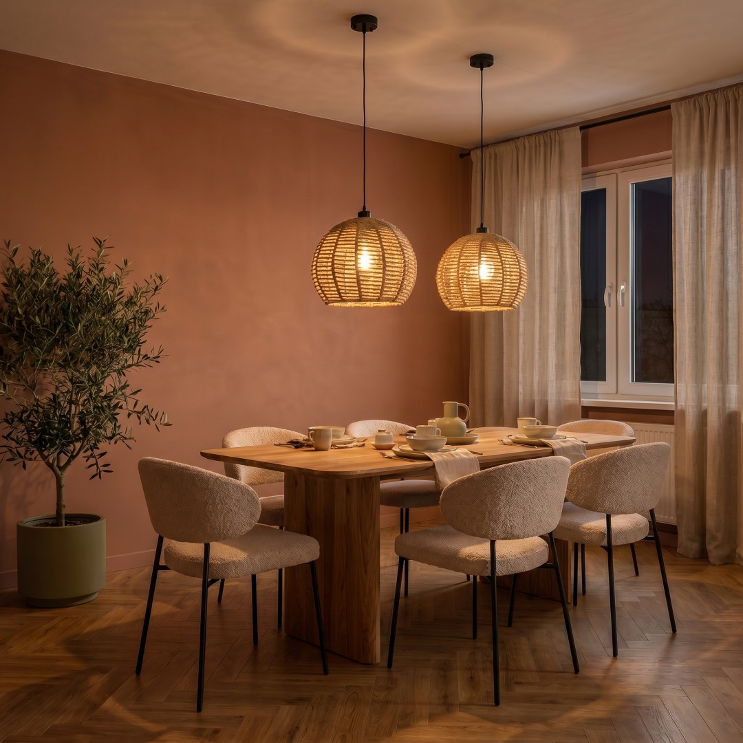 Lampa sufitowa w stylu boho Lampit z plecionki nad stołem w jadalni z ciepłym światłem