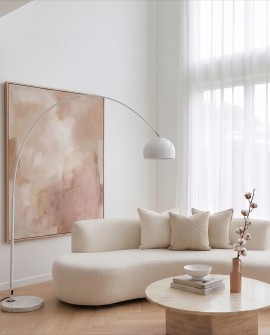  Łukowata lampa podłogowa idealnie komponująca się z nowoczesną aranżacją salonu
