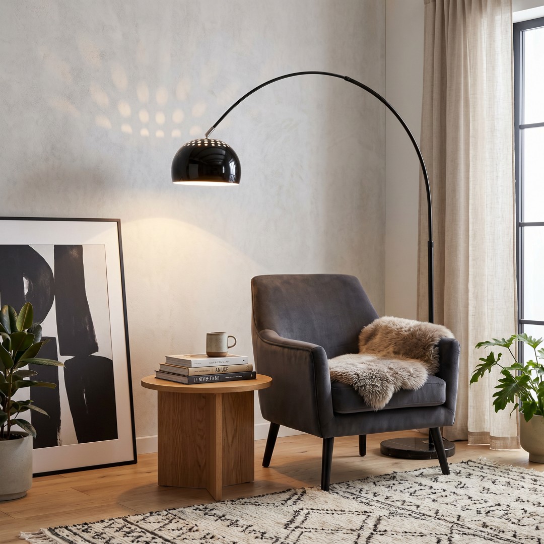  Podłogowa lampa AZURRO Lumina Deco jako funkcjonalny element przy fotelu do czytania