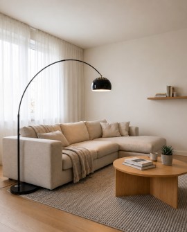 Czarna lampa podłogowa AZURRO w nowoczesnym jasnym salonie