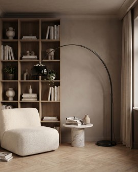 Minimalistyczna lampa łukowa stojąca obok marmurowego stolika w modnym wnętrzu