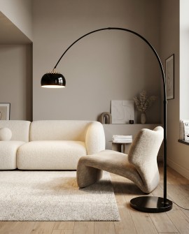 Lampa stojąca z czarnym metalowym kloszem przy sofie w nowoczesnym salonie