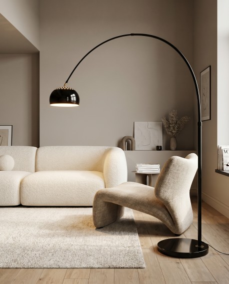 Lampa stojąca z czarnym metalowym kloszem przy sofie w nowoczesnym salonie