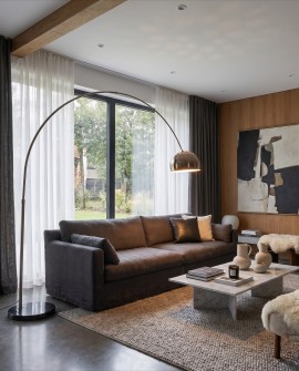Nowoczesna srebrna lampa stojąca AZURRO z granitową podstawą w eleganckim salonie