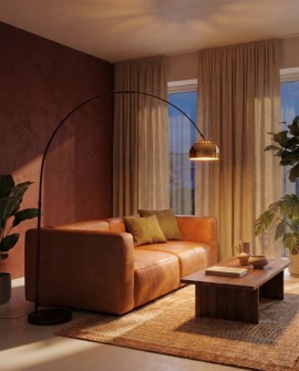Salon wieczorową porą z lampą podłogową czarno-mosiężną AZURRO C1 Lumina Deco