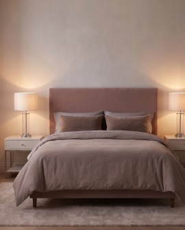 Para lamp nocnych Leona chrom białe abażury tworzy przytulny klimat