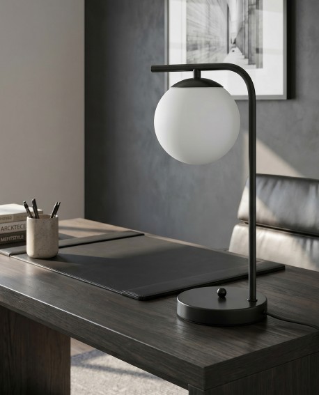 Lampa stołowa z serii TESO na tle szarych ścian jako oświetlenie do biura