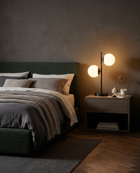 Elegancka lampa biurkowa czarna z białymi kulami do nastrojowej sypialni
