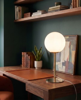 Złota lampa biurkowa FREDICA firmy Lumina Deco na drewnianym stole w domowym biurze