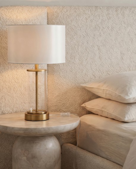 Lampa nocna z białym kloszem i przezroczystą szklaną podstawą w aranżacji glamour