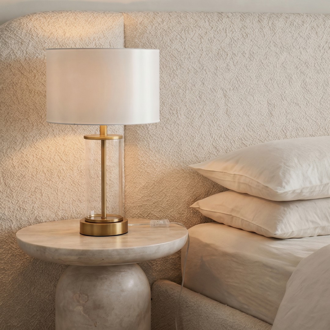 Lampa nocna z białym kloszem i przezroczystą szklaną podstawą w aranżacji glamour