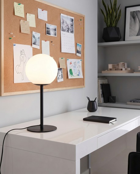 Lampa stołowa w stylu nowoczesnym FREDICA z białą kulą w domowym biurze
