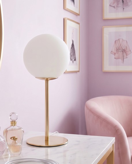 Elegancka lampa biurkowa z białym kloszem FREDICA na tle fioletowej ściany