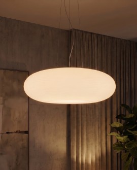Biała lampa sufitowa zawieszona w eleganckim salonie