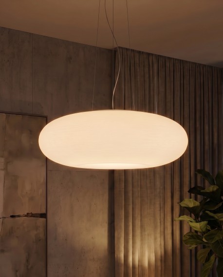 Biała lampa sufitowa zawieszona w eleganckim salonie