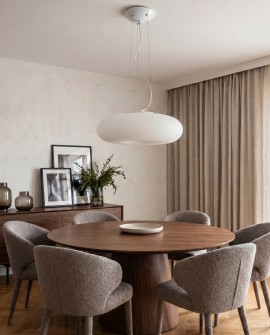 Nowoczesna biała lampa wisząca z metalu i szkła wykorzystana w aranżacji eleganckiej jadalni
