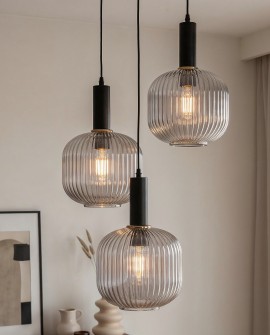 Stylowa lampa wisząca z trzema kloszami w minimalistycznej przestrzeni
