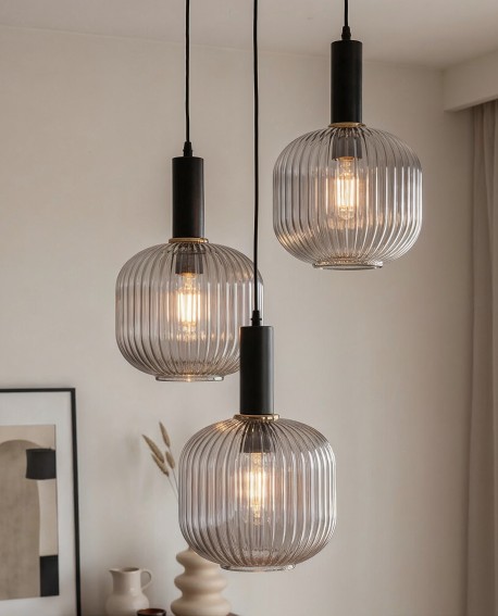 Stylowa lampa wisząca z trzema kloszami w minimalistycznej przestrzeni