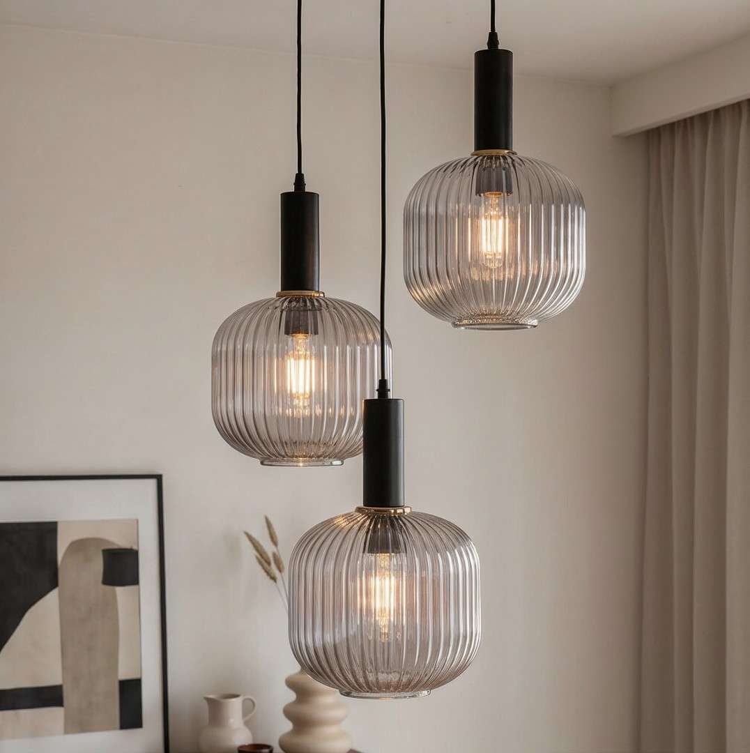 Stylowa lampa wisząca z trzema kloszami w minimalistycznej przestrzeni