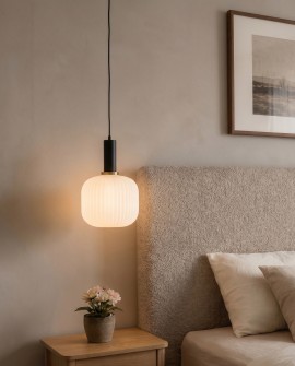 Zbliżenie na lampę wiszącą GATO Lumina Deco jako oświetlenie przy łóżku w sypialni