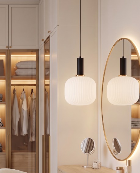 Lampa wisząca z białym kloszem zawieszona przy lustrze w nowoczesnej garderobie
