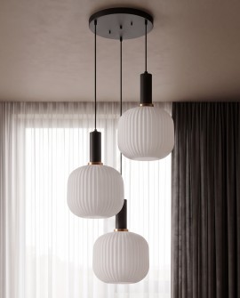 Minimalistyczna lampa z trzema białymi szklanymi kloszami i czarną podsufitką