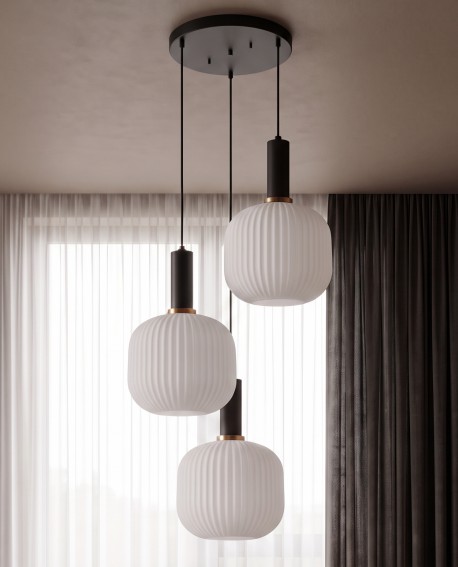 Minimalistyczna lampa z trzema białymi szklanymi kloszami i czarną podsufitką
