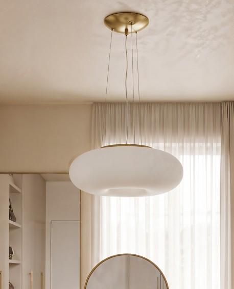 Lampa wisząca białym kloszem i złotą podsufitką w nowoczesnej sypialni