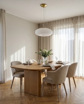 Minimalistyczna lampa wisząca BIANTE oświetla stół w eleganckiej jadalni