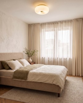 Nowoczesny plafon BIANTE D28 Lumina Deco zamontowany w jasnej sypialni z łóżkiem tapicerowanym