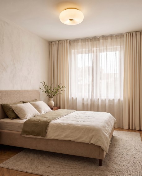 Nowoczesny plafon BIANTE D28 Lumina Deco zamontowany w jasnej sypialni z łóżkiem tapicerowanym