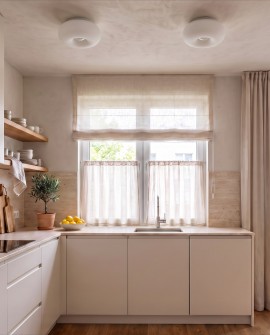 Dwa plafony sufitowe BIANTE D28 Lumina Deco zamontowane w jasnej kuchni nad blatem